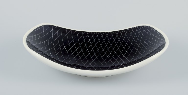 Schramberg, Germany. Large oval "Mignon" dish in faience.