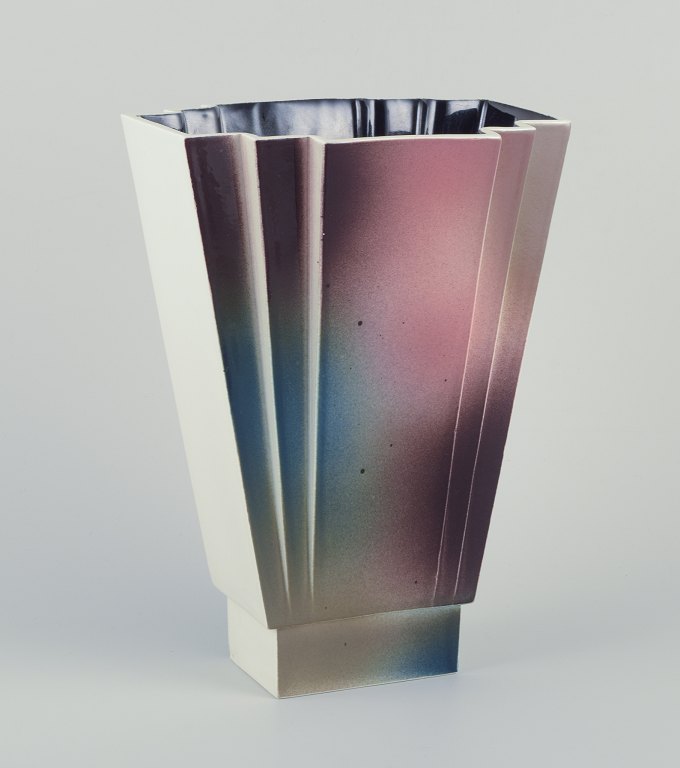 Margareta Hennix for Gustavsberg Studiohand.Stor vase af stentøj.