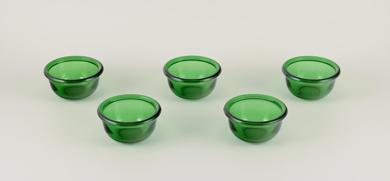 Kaj Franck, finsk glaskunstner.
Et sæt på fem ”Luna” skylleskåle i grønt kunstglas.