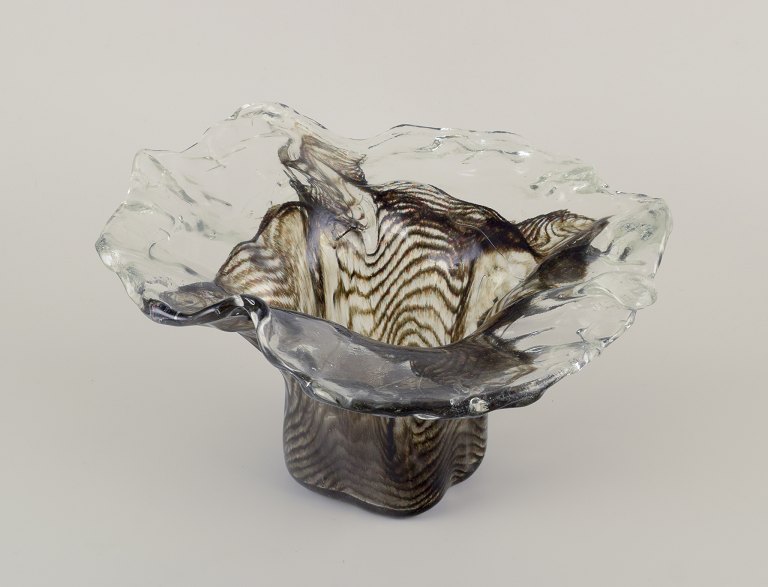 Pertti Santalahti for Humppila.
Kolossal vase af kunstglas.