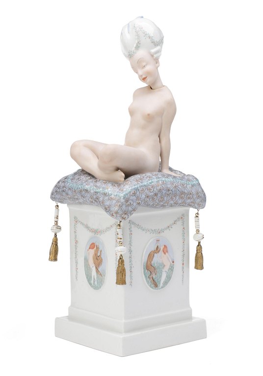 Gerhard Henning for Royal Copenhagen. Nikkedukken “ Ane Mari ” af porcelæn, 
dekoreret i overglasur og guld.