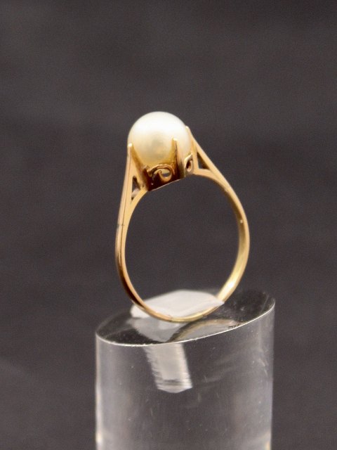8 carat gold ring with pearl