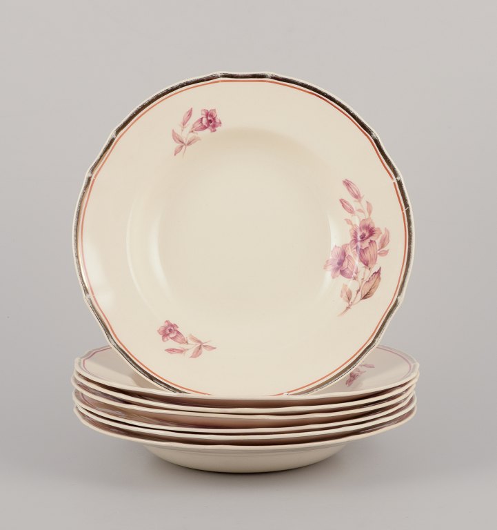 Arabia, Finland.
Et sæt på syv dybe ”Myrna” tallerkener af fajance.