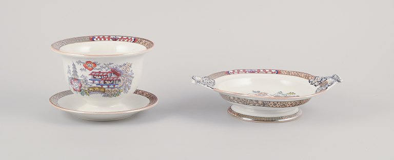 Rörstrand, Sverige. ”Japan” sovseskål på fod samt lav opsats med to hanke. 
Fajance.