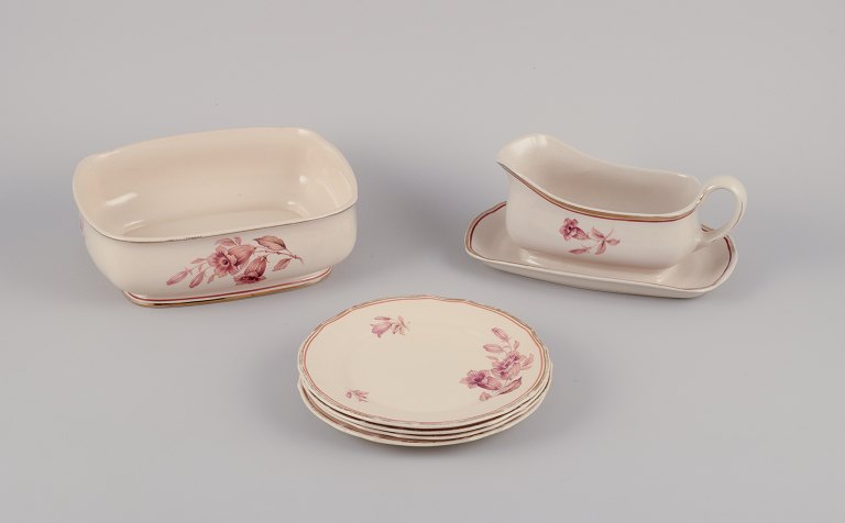 Arabia, Finland.Six pieces of ‘Myrna’ faience. Consisting of four small plates, a gravy boat on a foot and a bowl.