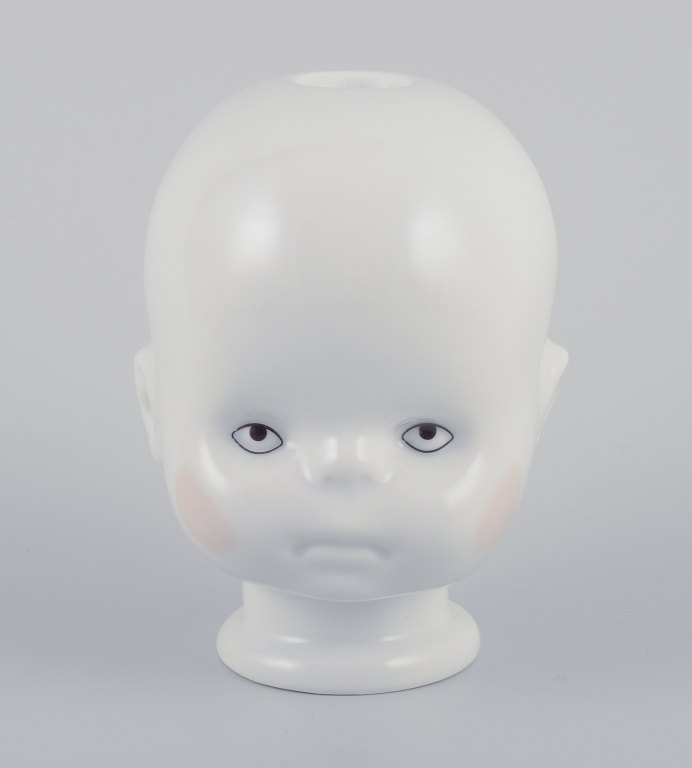 Maxim Vel&#269;ovský (f. 1976) for Qubus Studio, Tjekkiet.
”Lille Josef” lysestage af hvidt porcelæn.