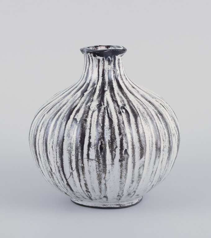 Svend Hammershøi for Kähler.
Keramikvase i sortgrå dobbeltglasur.