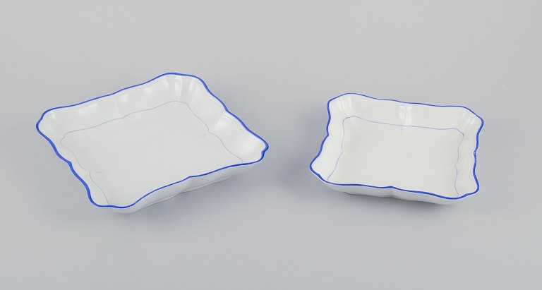 Meissen, Tyskland. To firkantede skåle af hvidt porcelæn, blå kant.