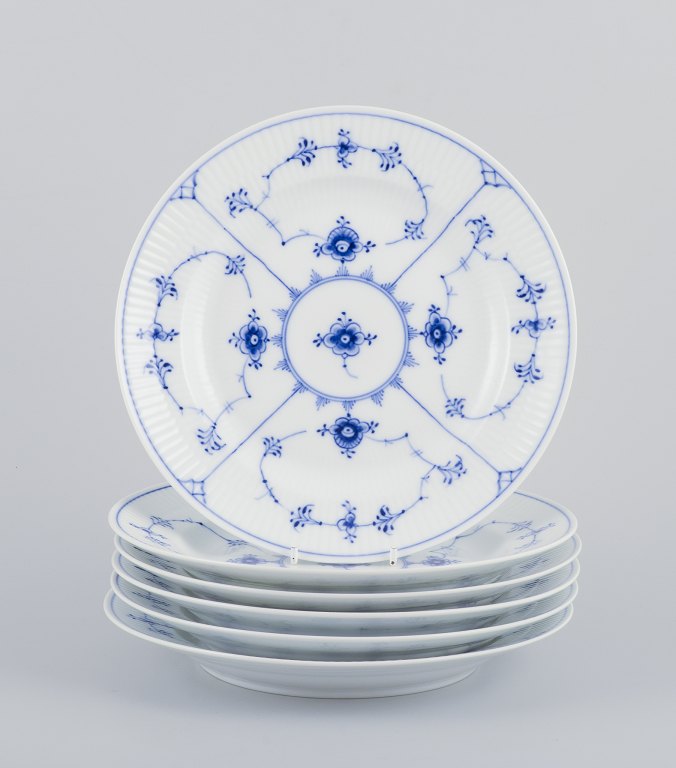 Royal Copenhagen Musselmalet Riflet.
Et sæt på seks frokosttallerkener i porcelæn