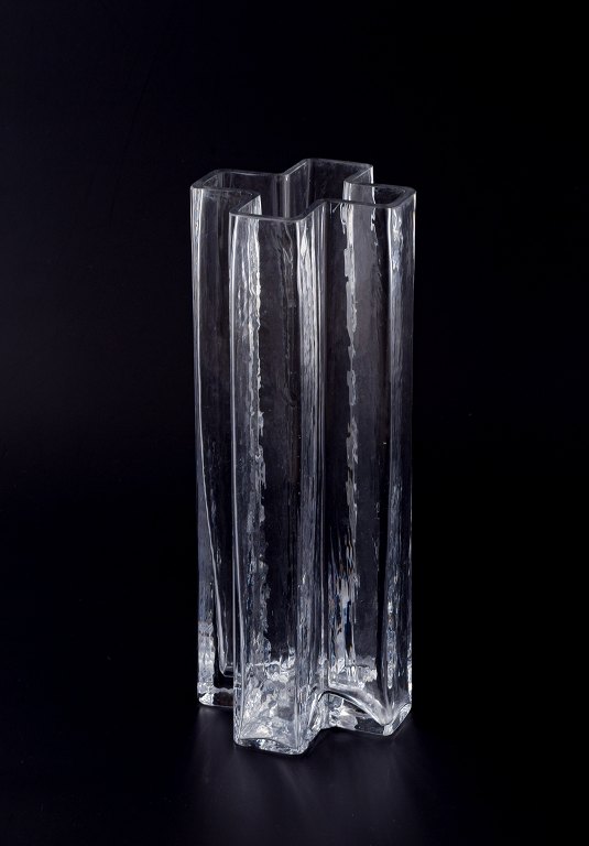 Efter Bodil Kjær for Holmegaard. "Kryds" vase i klart kunstglas.