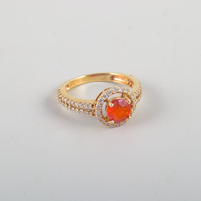 14 karat guldring prydet med orange opal og talrige brillianter.