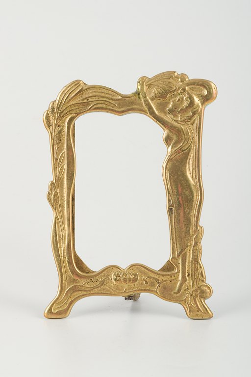 Elegant Art Nouveau messingramme med kvindefigur, ca. 1900.
