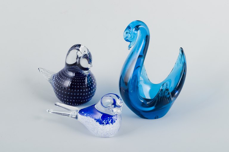 Stievens Glashytta, Sverige. 
Tre figurer af fugle i kunstglas.