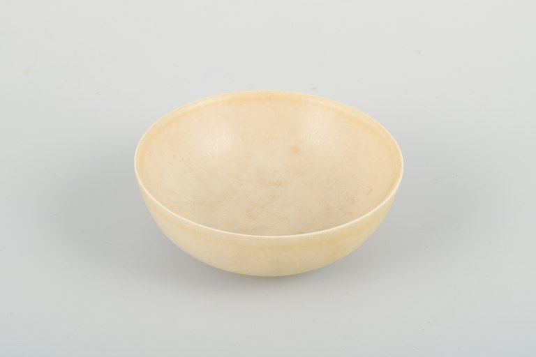 Per Linnemann-Schmidt (1912-1999) for Palshus, Danmark.Keramikskål i cremé-farvet harepelsglasur.