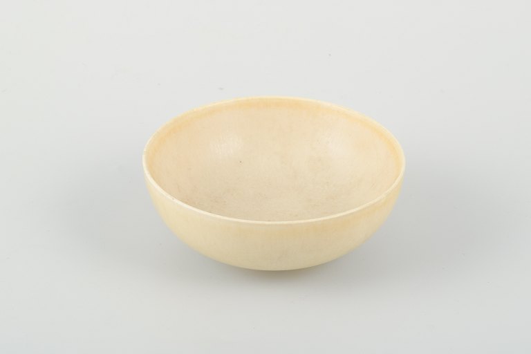Per Linnemann-Schmidt (1912–1999) for Palshus, Denmark.Ceramic bowl in cream-colored "hare