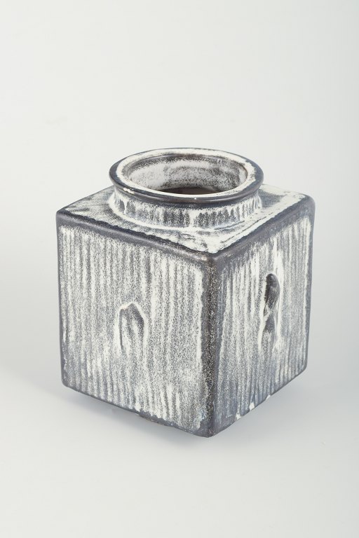 Svend Hammershøi (1873-1948) for Kähler. Firkantet vase i glaseret keramik.