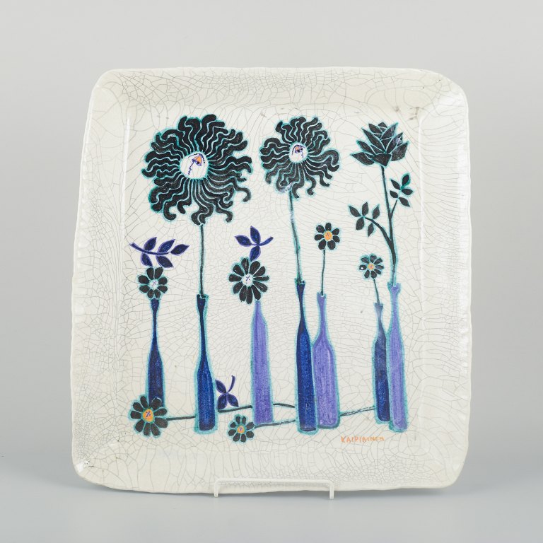 Birger Kaipiainen for Arabia. Stort dekorativt firkantet fad af keramik, med blomsterdekoration.