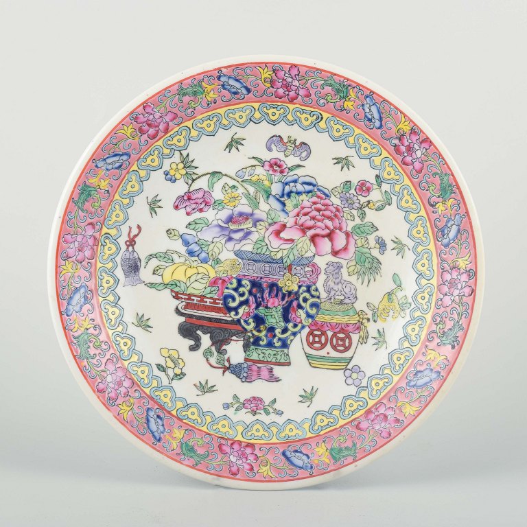 China, 20th centuryDecorative porcelain dish with polychrome famille rose enamel decoration.