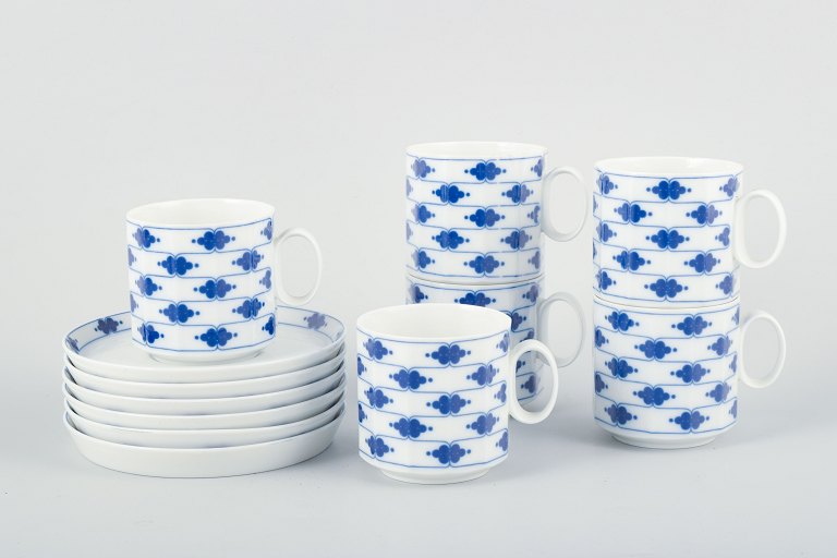 Rosenthal Studio-linie, seks par kaffekopper med underkopper og en flødekande, 
stel Corinth Blue, design Tapio Wirkkala.