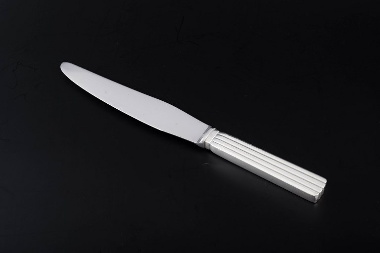 Georg Jensen, Bernadotte
Middagskniv i sterling sølv med blad i rustfrit stål