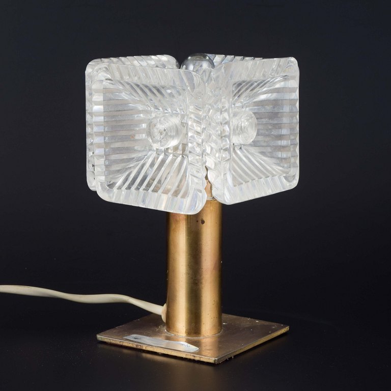 Bordlampe. Orrefors, Sverige. Ca. 1960’erne. Design: Carl Fagerlund.Bordlampe med firsidet skærm i slebet, klart krystalglas monteret på messingfod.