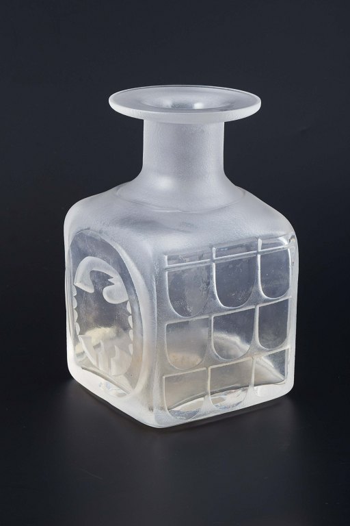 Bertil Vallien, Åfors/Kosta Boda, Sverige, ca. 1970-1980.
Firkantet vase i frosted glas med matteret overflade og reliefornamentik.