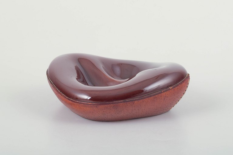 Georges Jouve (1910–1964) for Longchamp, Frankrig.Organisk formet skål i keramik med dyb bordeaux glasur.