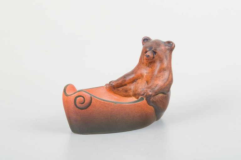 Ipsens Enke, DanmarkSkål med siddende bjørn i bådformet skål.