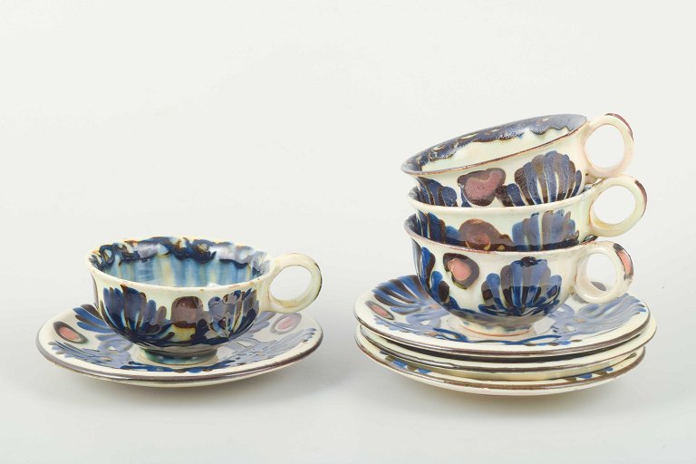 Kähler, DanmarkFire tekopper med tilhørende underkopper i Marguerite-stellet.