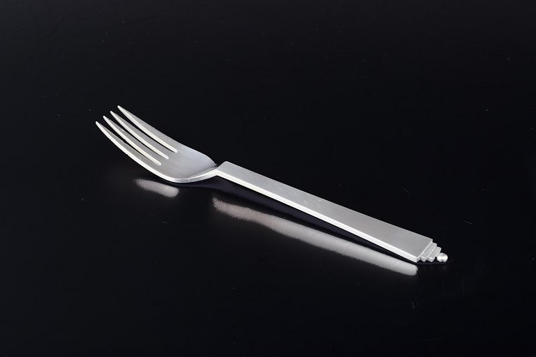Georg Jensen
Lille frokostgaffel i mønsteret “Pyramide”.
Sterling sølv.
