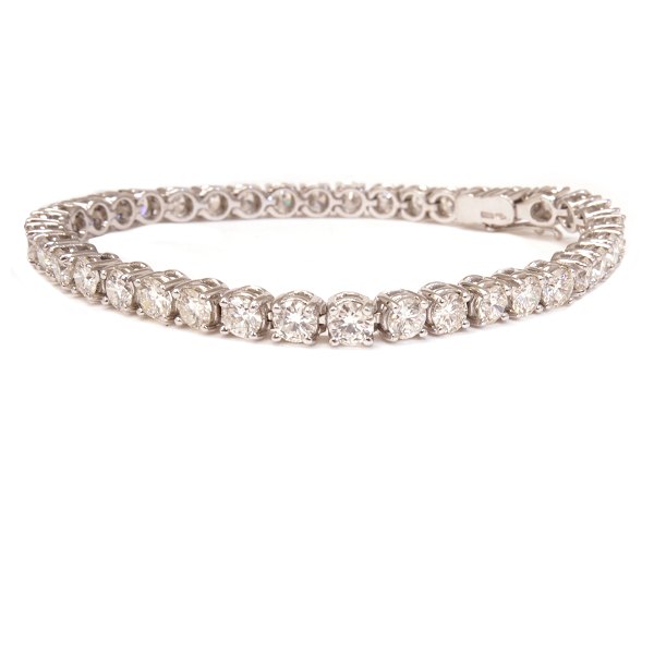 18kt white gold tennis bracelet with 38 diamonds each ca. 0,25ct. All in all ca. 9,5ct. L: 18,5cm