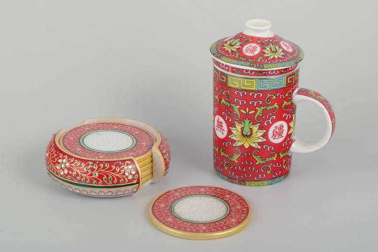 Kinesisk porcelænTesæt med krus med tesi og seks flaske-/glasbakker, ca. 1980/90’erne.