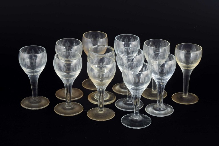 Holmegaard – Kirsten Piil
Designed by Per Lütken in 1956.
12 schnapps glasses, ca. 1950/60s.
