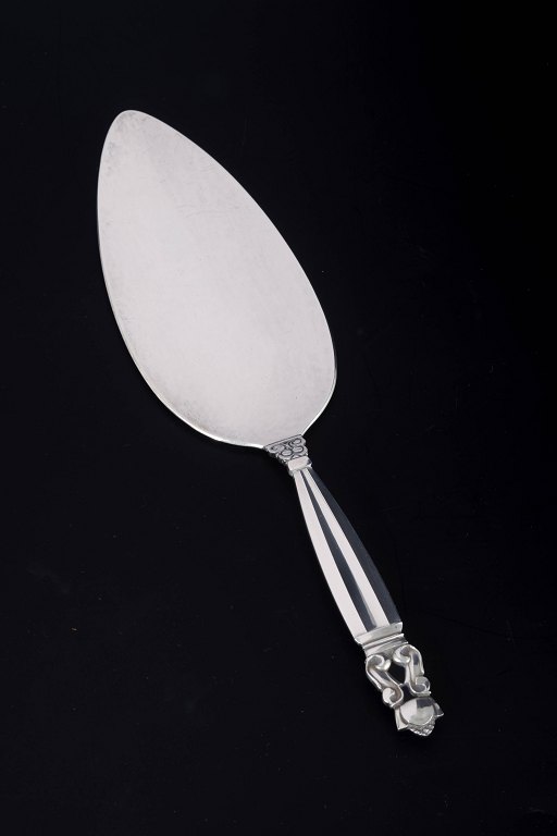 Georg JensenSandwich server, “Acorn / Konge”.Sterling silver, after 1944.