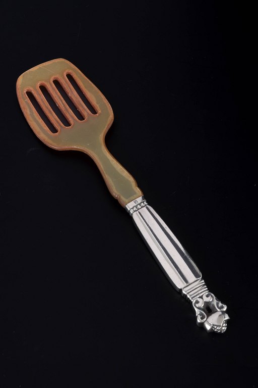 Georg JensenSardine fork, “Acorn / Konge”.Sterling silver, 1933–44.