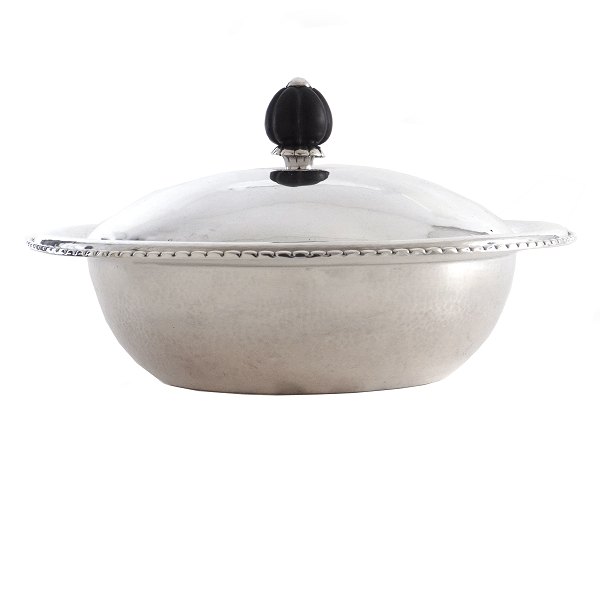Georg Jensen Sterlingsilver lidded bowl 290. Georg Jensen 1915-30. H: 13cm. D: 23cm