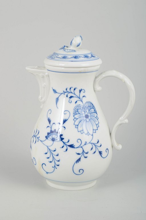 Meissen Blue Onionlarge coffee pot, c. 1900.