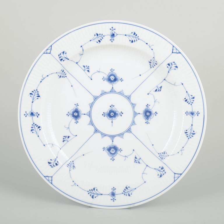 Royal CopenhagenBlue Fluted Plain, model 1/108Large round dish, 1920s.