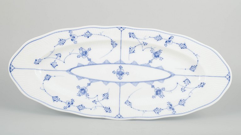 Royal CopenhagenBlue Fluted Plain, model 1/105Large fish platter, early 1900s.