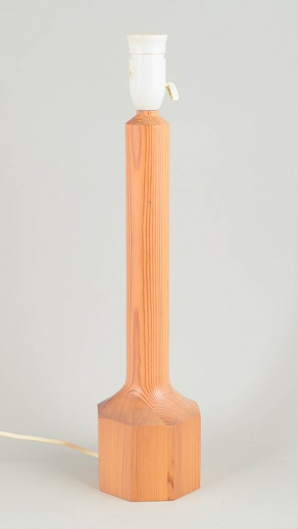 Skandinavisk bordlampe i massiv oregon pine, 1970’erne.