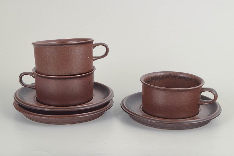 Ulla Procopé for Arabia, Ruska tea cups with matching saucers, set of 3.