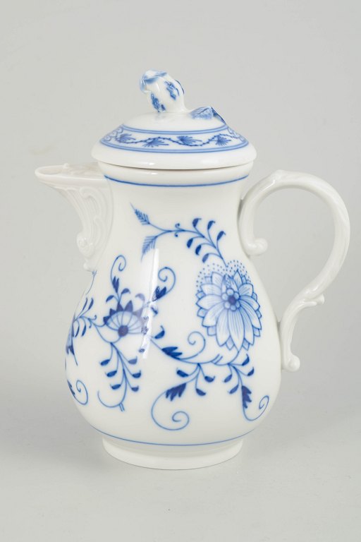 Meissen, Blue Onion, small coffee pot with lid.