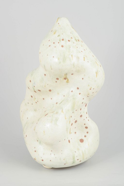 Christina Muff, dansk samtidskeramiker (f. 1971). Unika stentøjsvase, organisk formet.