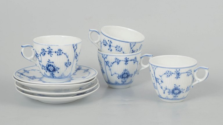 Royal Copenhagen Musselmalet Riflet, sæt af fire kaffekopper med underkopper.