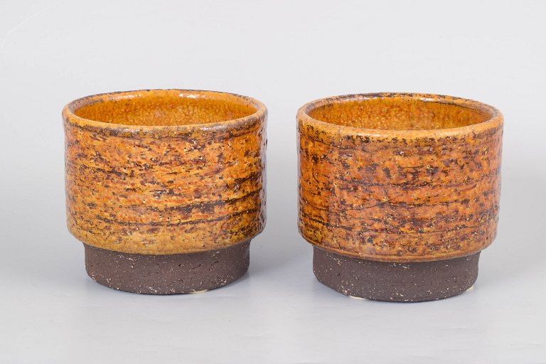 Hegnetslund, set of two stoneware plant pots.