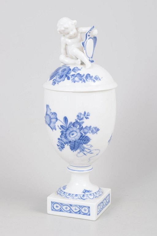 Royal Copenhagen Blå Blomst Svejset, lågurne med figurfinial model 10/1754.