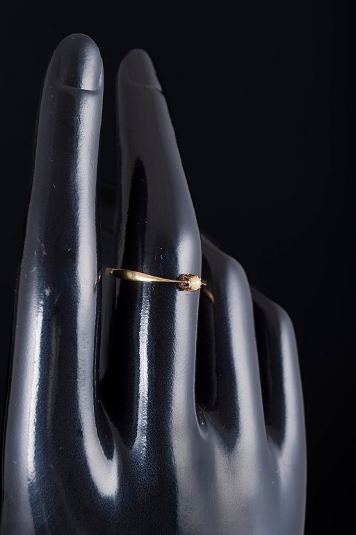 18 karat guldring med saltvandskulturperle.