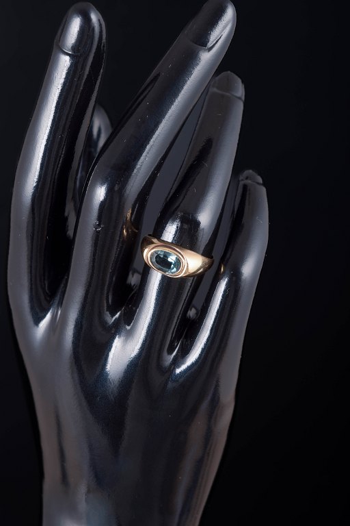 14 karat guldring med grøn syntetisk spinel.