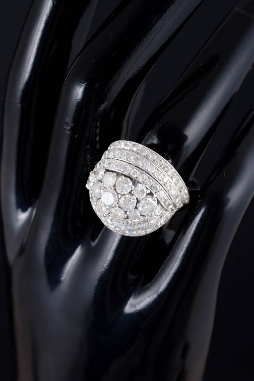 18 karat cocktailring med brillanter.