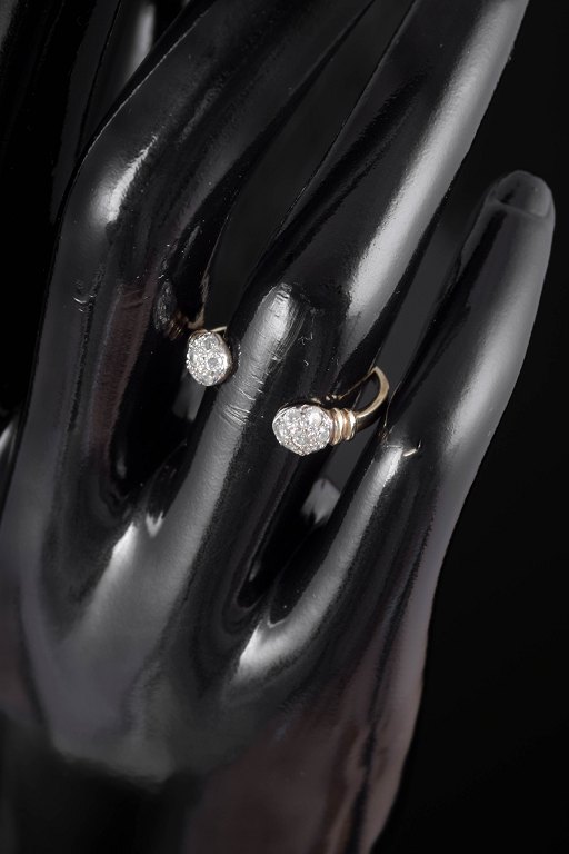 9 karat guldring med hvide stene.